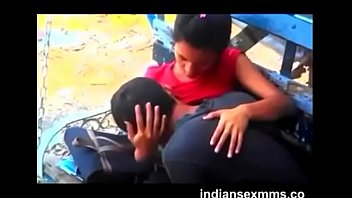Mengisap Payudara Gadis Desi Yang Menggairahkan