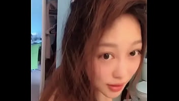 Gadis Tiongkok Yang Menggoda Sedang Mandi Dengan Sensual