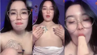 Kacamata Genit Ini Pengen Banget Nelen Kontolmu