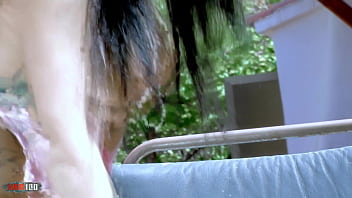 Gadis Arab Cokelat Muda Damaris Menggoyang Dan Menanggalkan Pakaian Di Tepi Kolam Renang