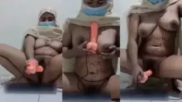 Janda Berkerudung Menggaruk Kemaluan Yang Gatal Dan Bergairah