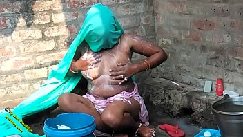 Video Mandi Seksi Gadis Desa India Radhika