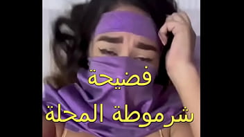 زوجي جلب لي عشيق قضيبه صلب، دخلني بقوة وجعل كل جزء من جسدي يرتعش، لأول مرة أشعر بمتعة كهذه حتى إفرازاتي تدفقت بغزارة.