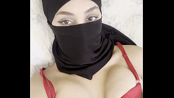 Gadis Berhijab Arab Dalam Niqab Perlahan Memamerkan Payudara Besar Dan Montoknya