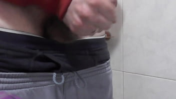 Masturbándome Hasta Correrme En El Baño De Mi Suegra.