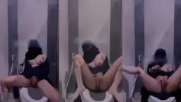 Gadis Berhijab Menggoda Di Kamar Mandi Mal