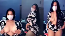 Remaja Seksi Tampil Striptis Menggoda
