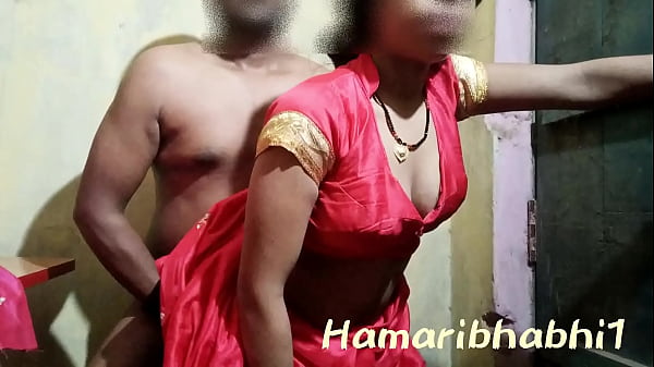 Istri Desa India Digoyang Dalam Saree Merah Membara