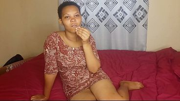 Ibu Menggoda Diri Di Kamar Tidurnya, Memainkan Liang Basahnya Yang Lebar Dan Kecokelatan
