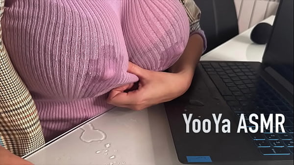 Ibu Tiri Yang Menggoda Menggoda Anak Tirinya Di Kantor, Memamerkan Puting Susu Yang Menggoda Dan Memberikan Handjob Untuk Kontol Besarnya