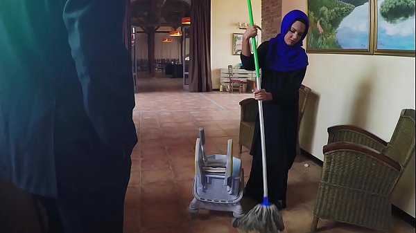 Pekerjaan Kotor: Tukang Kebun Miskin Dijebak Atasan Dengan Uang Untuk Layanan Seks