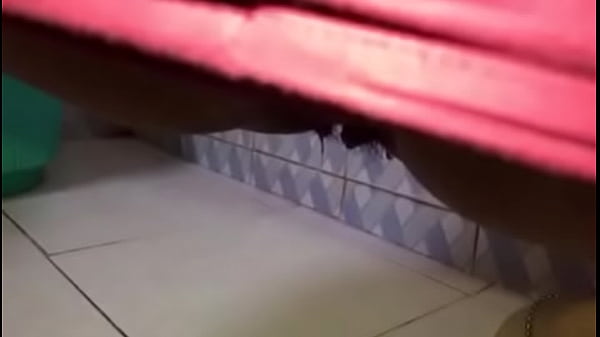 Desi Pacar Manis Kencing Di Kamar Mandi