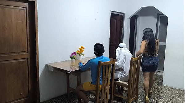 Seorang Latino Dan Teman Arabnya Berkunjung Bisnis Ke Kolombia! Si Latino Yang Bergairah Menggoyang Pelayan Yang Melayani Mereka.