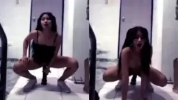 Gadis Muda Menggila, Menggoyang Dildo Hitam Dengan Nafsu Menggebu