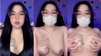 Gadis Tatoan Meremas Payudara Besarnya Yang Menggoda
