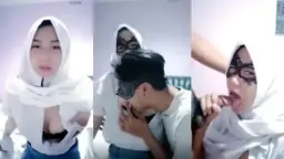 Jeslyn Cantik Berjilbab Sma, Tubuh Mulusnya Digoyang Pacar Di Live