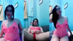 Pose Lea Ngangkang Dengan Uting Coklat Yang Menggoda Dan Menggiurkan