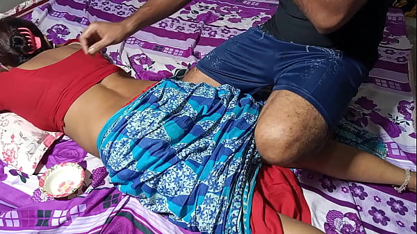 दोस्त की गर्म माँ ने मालिश के बहाने से चूत मारवाई – जोरदार हिंदी आवाज में