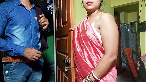 ब्रा बेचने वाला सेल्समैन भाभी को लुभाकर जबरदस्त चुदाई करता है, हिंदी आवाज़ में इंडियन पोर्न