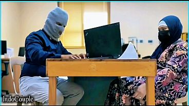 Istri Berhijab Yang Nakal Menggoda Teman Kantor, Sekretaris Genit Puaskan Nafsu Dengan Vibrator Kesayangannya.