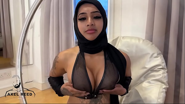 Gadis Muslim Arab Berhijab Dihardcore Oleh Pria Berotot