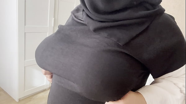 Istri Arab Teman Memamerkan Payudaranya