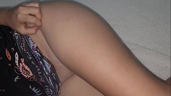 Adik Tiriku Yang Seksi, Pamer Pantatnya Saat Nonton Tv Bersamaku