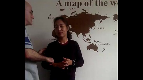 Seorang Bule Panas Dan Istrinya Yang Seksi Dari Tiongkok, Bersama Pemuda Lokal, Beraksi Seru Di Tiga Baris Kursi Dongguan