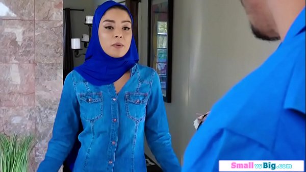 Remaja Arab Digoyang Keras Oleh Dua Pria Berotot Besar