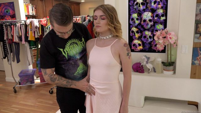 Rosalyn Sphinx Yang Seksi Dan Bergairah Mengunjungi Sutradara Bryan Gozzling Untuk Petualangan Mesum Yang Liar
