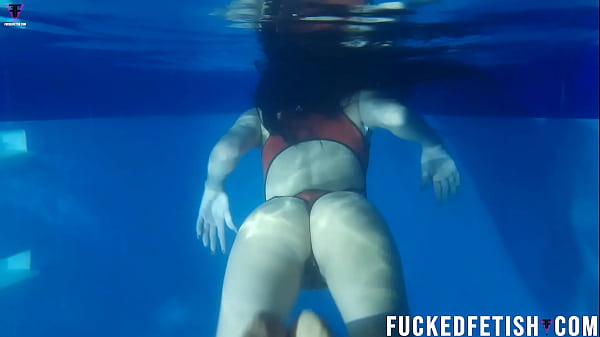 Helen Bintang Pamer Bikini Seksi, Malam Hari Di Kolam Renang