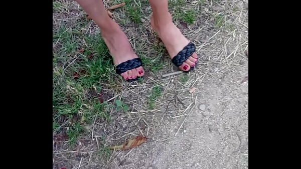 Pelacur Arab Matang Dengan Jari Kaki Dan Tumit Seksi Yang Memikat
