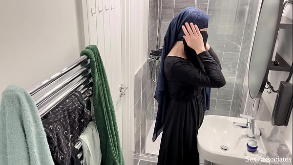 Astaga, Ternyata Cewek Arab Muslim Berhijab Juga Bisa Begitu, Kutangkap Lagi Asyik Di Kamar Mandi.