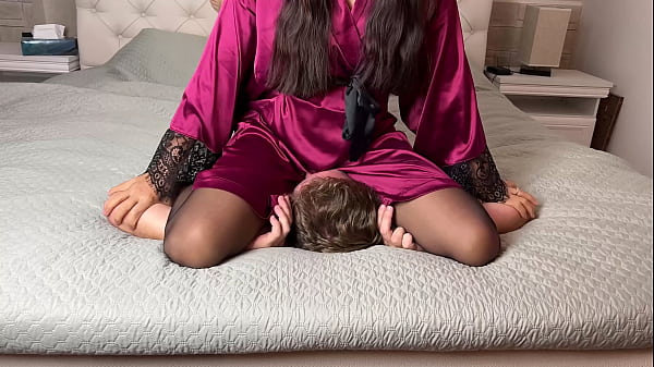 Duduk Kasar Di Wajah Dengan Tamparan Dan Mulut Tersumbat Celana Dalam Oleh Perempuan Asia Berjubah Malam
