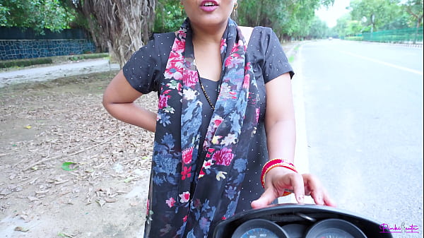 Bhabhi Nakal India Melayani Klien Di Pinggir Jalan, Digoyang Doggystyle Keras Dengan Suara Erotis Hindi.