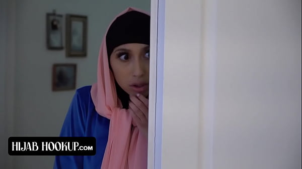 Muslimah Berhijab Dengan Bokong Sempurna Dan Penasaran Digencet Vagina Ketatnya Oleh Instruktur Yang Bergairah