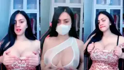 Alondra Ngemil Coklat Sambil Pamer Payudara Besar