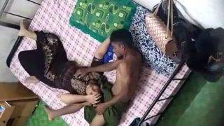 Desi Emak-emak Sama Mahasiswa Mesum Ketahuan Ngentot Di Kamar Kos