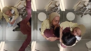 Goyangan Berjilbab Di Kamar Ganti, Panaskan Badan Bareng Pacar