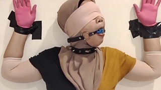 Mengikat Dada Bergaun Muslimah