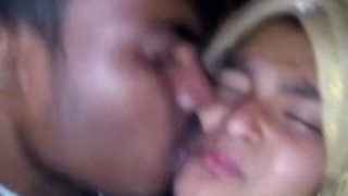 Pasangan Muda Amatir Lagi Nikmatin Ciuman Panas Di Video Mms