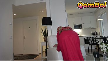 Menggoda Adik Tiri Berkerudung Usai Ia Selesai Membereskan Rumah