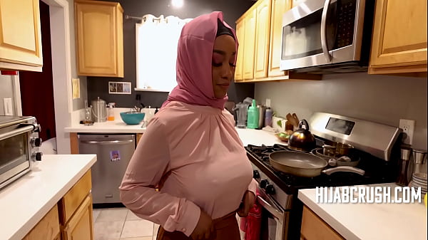 Lily Starfire: Perempuan Berhijab Berbodi Seksi Yang Mahir Menggoyang