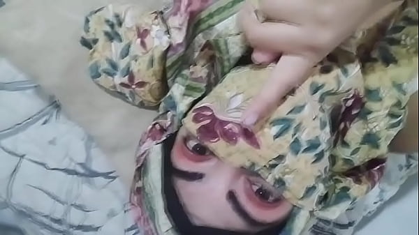 Istri Arab Berjilbab Menggairahkan Mengocok Memek Sembur Basah Orgasme Saat Suami Sholat Di Kamar Lain