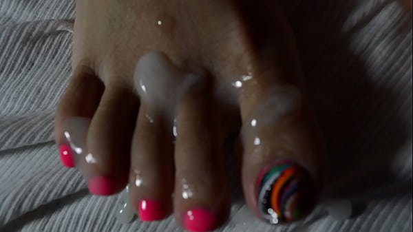 Banjir Sperma Di Kaki Seksi Istri Asia