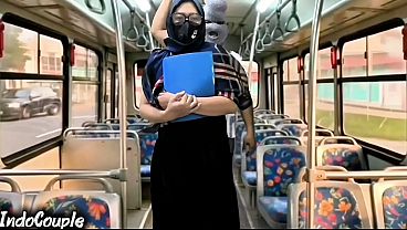 Istri Muslim Pulang Kampus Sendirian Di Bus, Langsung Digaruk Sama Orang Asing Di Atas Jilbabnya