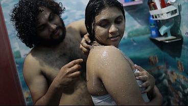 Cewek India Mandi Air Panas, Adik Tiri Ajak Main Seru