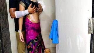 Video Mesum Bhabhi, Si Adik Ipar Ngewe Kakak Ipar Di Kamar Mandi, Bikin Basah Semua.