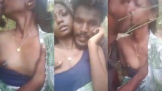 Video Mesum Pasangan Desi Di Semak-semak, Ngentot Liar Di Luar Ruangan
