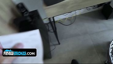 Anak Tiri Cewek Latin Goyang-goyangin Tubuh Montoknya Depan Bokap Tiri, Bikin Pengen Ngewe.